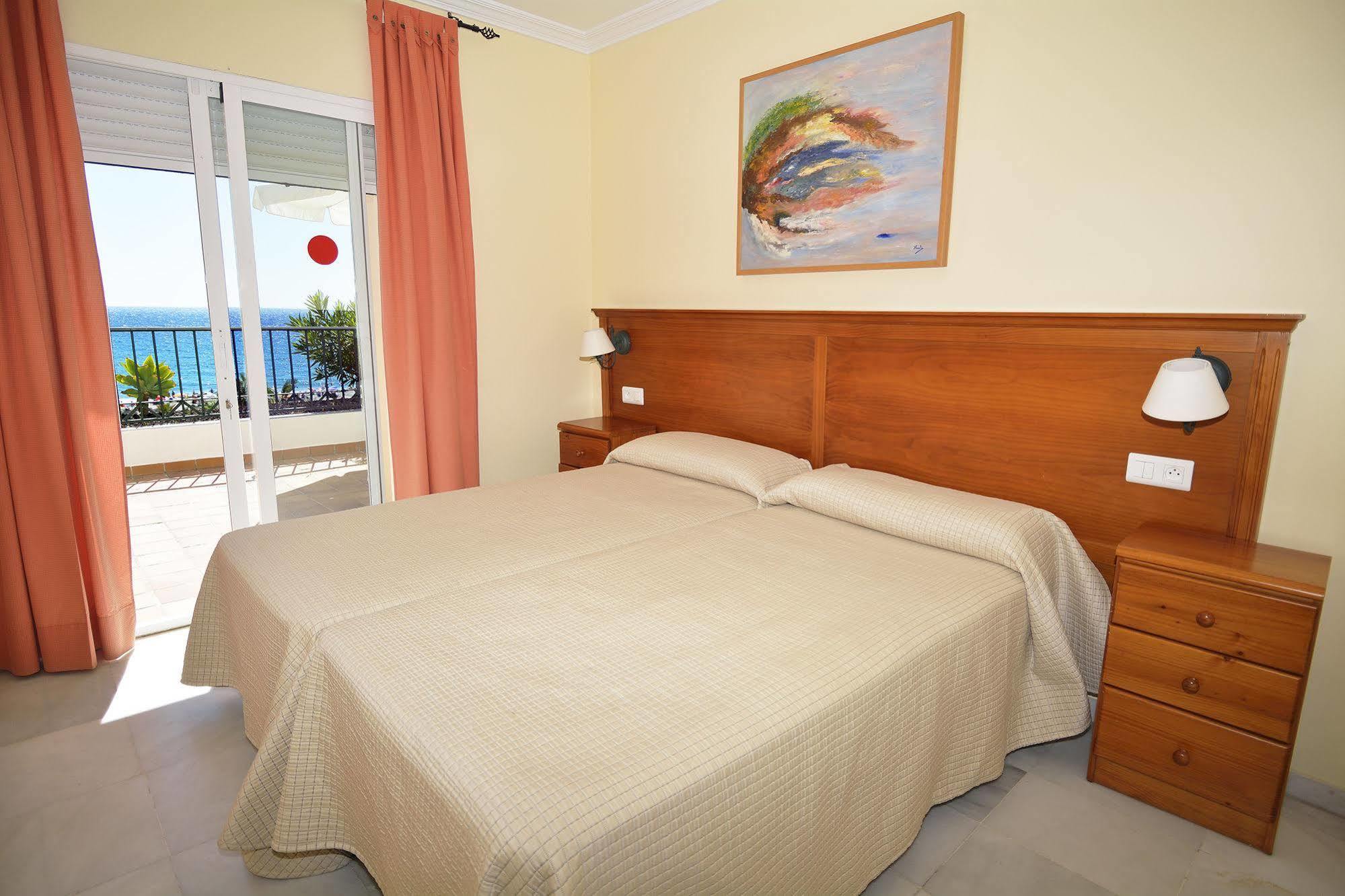 Apartamentos Hc Burriana Playa Nerja Luaran gambar